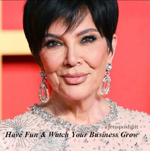 11/1 - Sat - Kardashian Share Group - Picture 7 of 16